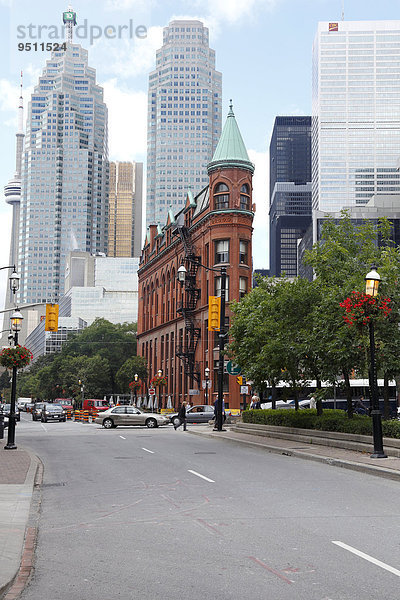 Wolkenkratzer und das Flatiron Building auf der Front Street  Toronto  Ontario  Kanada  Nordamerika