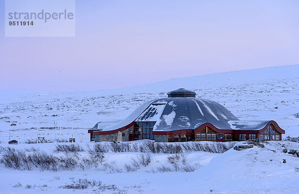 Geschlossenes Besucherzentrum am Polarkreis im Winter  Abenddämmerung  Saltfjell  Norwegen  Europa