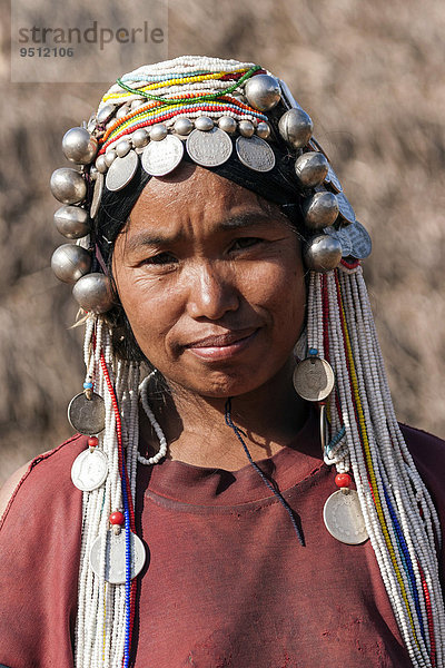 Frau mit traditionellem Kopfschmuck  vom Ethnie der Akha  bei Kyaing Tong  Myanmar  Asien