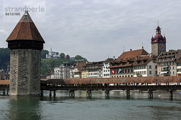 Wasserturm mit Kapellbrücke  hinten Rathausquai und Château Gütsch  Luzern  Vierwaldstätter See  Kanton Luzern  Schweiz  Europa