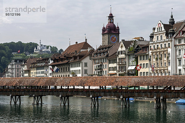 Kapellbrücke  hinten Rathausquai und Château Gütsch  Luzern  Vierwaldstätter See  Kanton Luzern  Schweiz  Europa