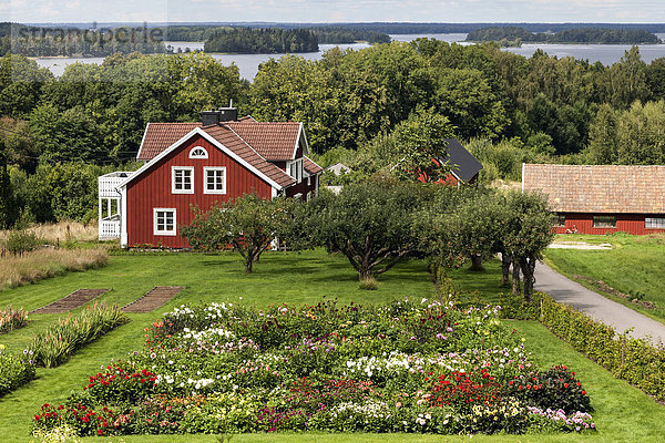 Obstplantage und Blumengärten von Kurrebo  hinten der See Åsnen  Smaland  Schweden  Europa