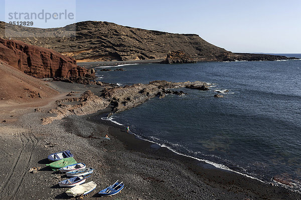 Fischerboote am schwarzen Strand von El Golfo  Vulkankrater  Lanzarote  Kanarische Inseln  Spanien  Europa