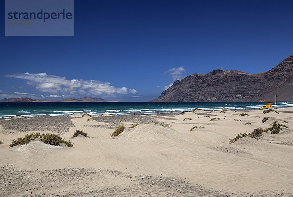 Famara Strand  Playa de Famara  rechts Risco de Famara  hinten links Insel La Graciosa  Lanzarote  Kanarische Inseln  Spanien  Europa