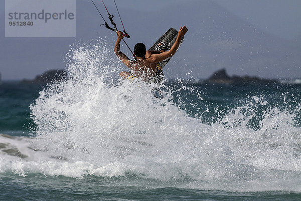 Kite-Surfer beim Sprung  Famara Strand  Playa de Famara  Lanzarote  Kanarische Inseln  Spanien  Europa