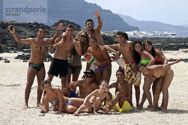 Gruppe junger Menschen am Strand  Bajo de los Sables  bei Orzola  Lanzarote  Kanarische Inseln  Spanien  Europa