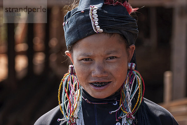 Einheimische Frau in traditioneller Kleidung  Portrait  Volksgruppe der Ann  bei Kyaning Tong  Myanmar  Asien