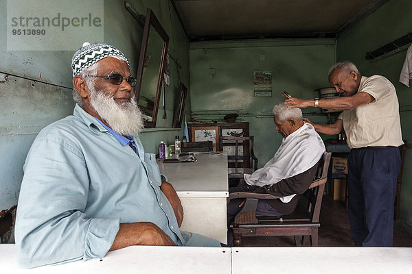 Einheimische Männer beim Friseur  Mahebourg  Mauritius  Afrika