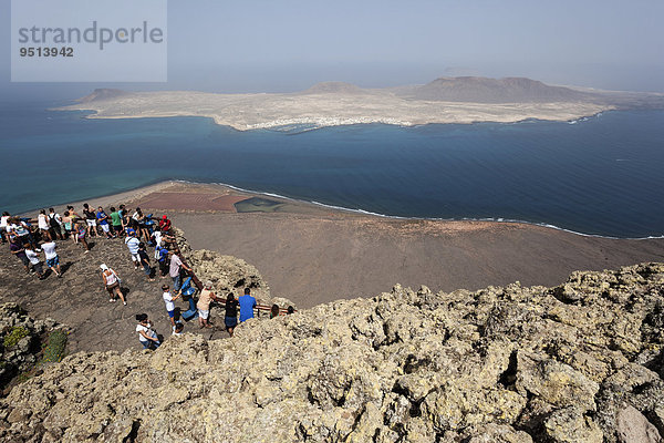 Ausblick auf den Mirador del Rio auf die Salinos del Rio und Isla Graciosa  Lanzarote  Kanarische Inseln  Spanien  Europa