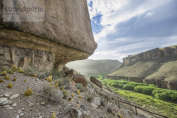 Ausblick von der Cueva de las Manos auf das Tal des Rio Pinturas  Santa Cruz  Argentinien  Südamerika