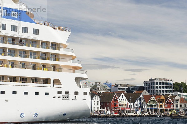 Kreuzfahrtschiff im Hafen  Stavanger  Rogaland  Norwegen  Europa