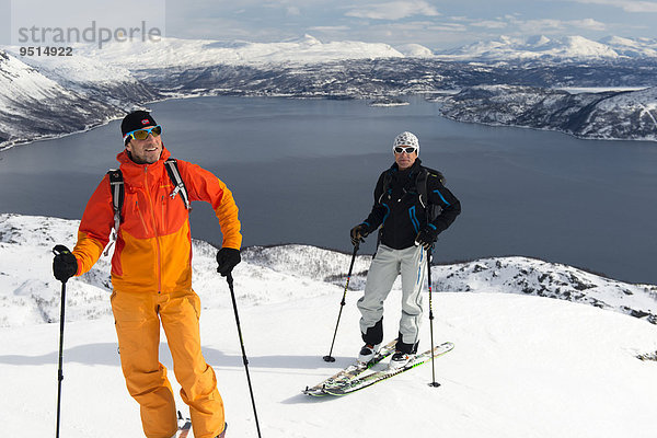 Aufstieg mit Ski zum Langlitinden  Insel Andørja  Troms  Norwegen  Europa