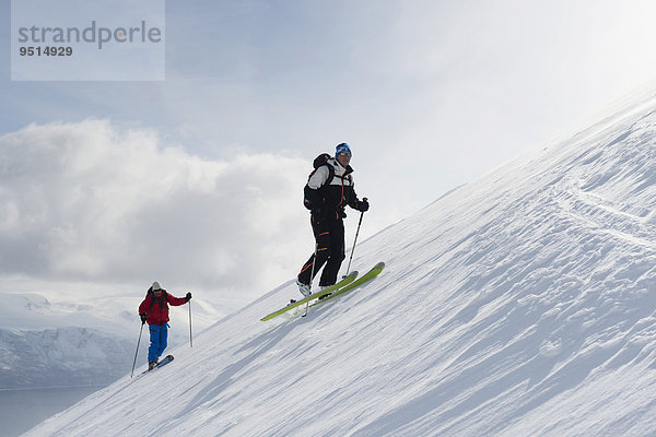 Aufstieg mit Ski zum Kavriktinden  Lyngsalpene  Lyngenalpen  Troms  Norwegen  Europa