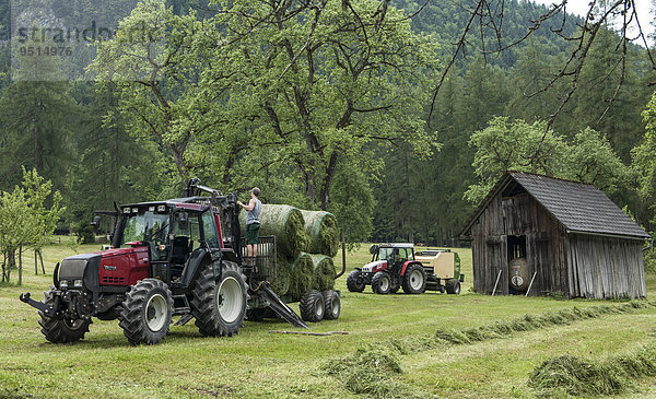 Traktor bei der Heuernte  Oberösterreich  Österreich  Europa