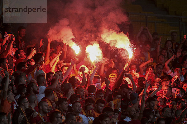 Fans von Galatasaray Istanbul feuern ihr Team bei einem Freundschaftsspiel gegen SK Rapid Wien an  Ernst-Happel-Stadion  Wien  Österreich  Europa