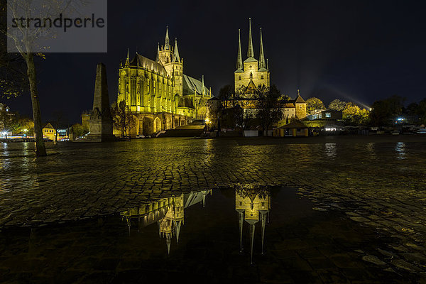 Erfurter Dom und Severikirche am Abend mit Spiegelung in einer Regenpfütze  Domplatz  Erfurt  Thüringen  Deutschland  Europa
