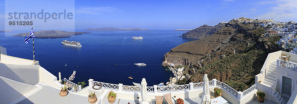 Ausblick  Caldera  Schiffe  Panoramaaufnahme  Thira  Fira  Santorin  Kykladen  Ägäis  Griechenland  Europa