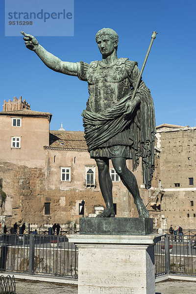Bronzestatue des römischen Kaisers Augustus  Via dei Fori Imperiali  Rione I Monti  Rom  Lazio  Italien  Europa