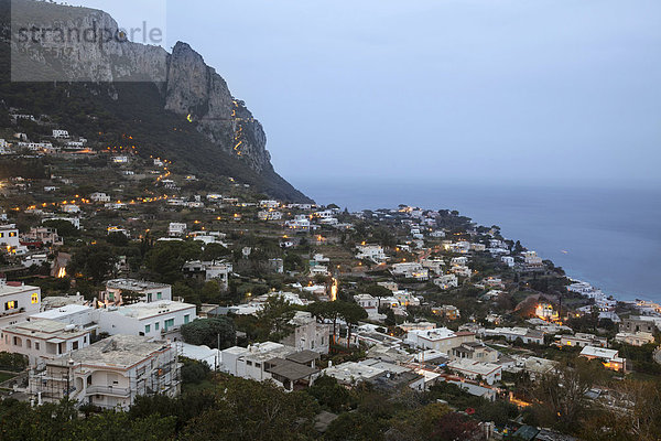 Ausblick über Capri mit dem Monte Solaro in der Abenddämmerung  Capri  Kampanien  Italien  Europa