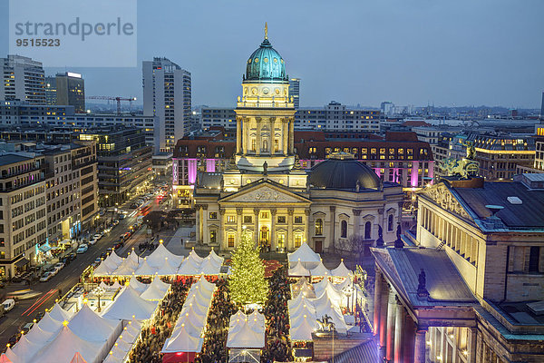 Blick über den Gendarmenmarkt mit Weihnachtsmarkt  Berlin  Deutschland  Europa