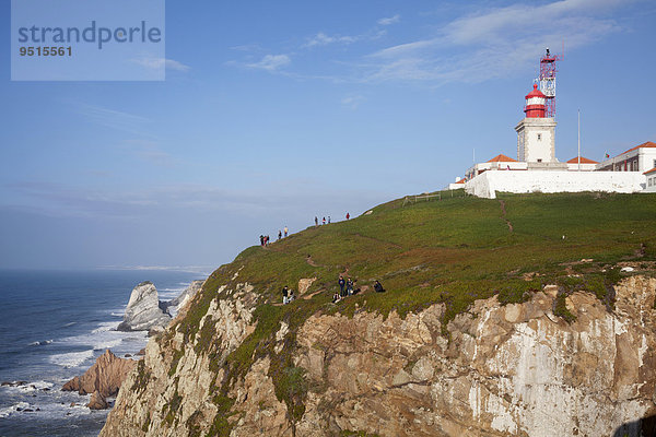Touristen an der Steilküste  Leuchtturm  westlichster Punkt des europäischen Kontinents  Cabo da Roca  Sintra  Portugal  Europa
