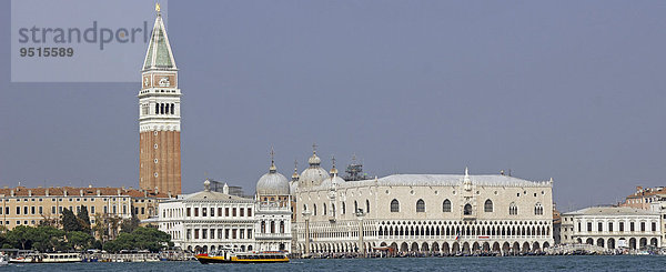 Campanile  Dogenpalast  Biblioteca Marciana  Markusplatz  von der Lagune  Venedig  Venetien  Italien  Europa