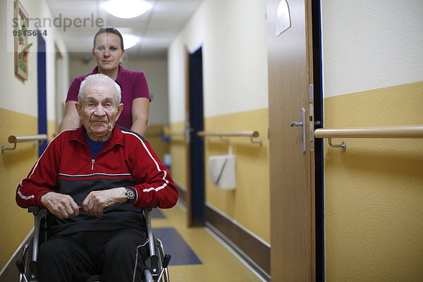 Senior  87 Jahre  Rollstuhl  Altenpflegerin  Altersheim