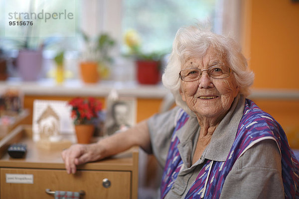 Frau  93 Jahre  im Altersheim