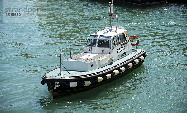 Pilota-Boot  Fährnavigation aus dem Hafen  Hafen Livorno  Livorno  Toskana  Italien  Europa