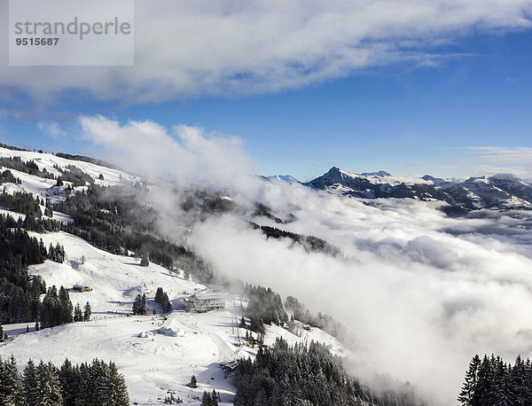 Bergstation Hochbrixen mit Igludorf im Winter  dahinter Alpen  Skigebiet Wilder Kaiser-Brixental  Hochbrixen  Brixen im Thale  Tirol  Österreich  Europa