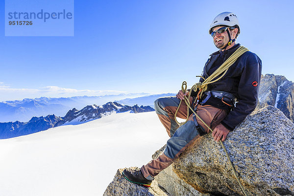 Bergsteiger auf dem Nordost-Grat des Tête Blanche  Mont-Blanc-Massiv  Alpen  Wallis  Schweiz  Europa