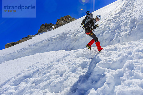 Bergsteiger seilt sich vom Col Blanc auf das Plateau du Trient ab  Mont-Blanc-Massiv  Alpen  Wallis  Schweiz  Europa