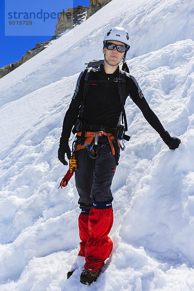 Bergsteiger im Schnee  unterhalb des Col Blanc  Mont-Blanc-Massiv  Alpen  Wallis  Schweiz  Europa