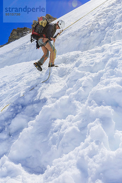 Bergsteiger seilt sich vom Col Blanc auf das Plateau du Trient ab  Mont-Blanc-Massiv  Alpen  Wallis  Schweiz  Europa