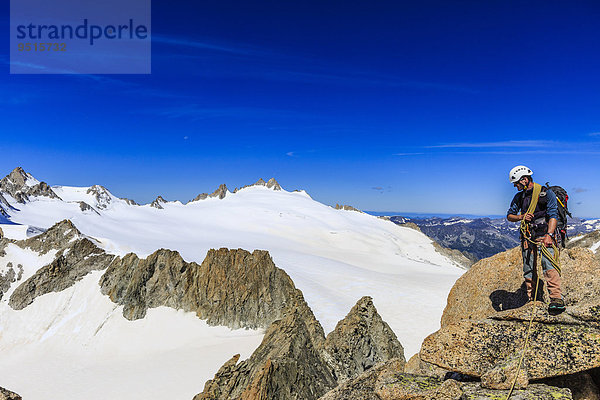 Bergsteiger am Gipfel des Le Portalet  Mont-Blanc-Massiv  Alpen  Wallis  Schweiz  Europa