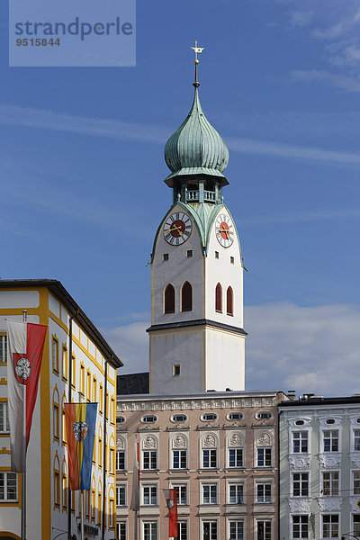 Stadtpfarrkirche St. Nikolaus  Häuser am Max-Josefs-Platz  Rosenheim  Oberbayern  Bayern  Deutschland  Europa