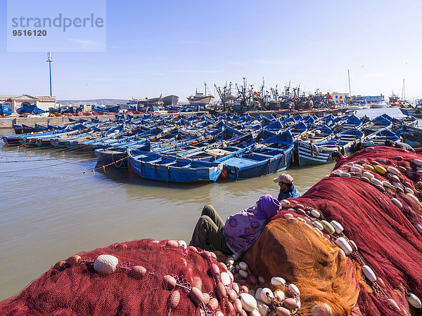 Alte blaue Fischerboote im Hafen von Essaouira  Unesco-Weltkulturerbe  Marokko  Afrika