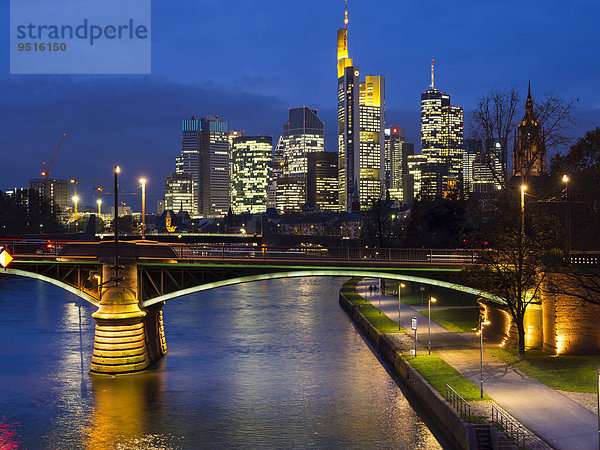 Ignatz-Bubis-Brücke  hinten die Frankfurter Skyline  mit Commerzbank  Taunusturm  Deutscher Bank  Opernturm  Kaiserdom St. Bartholomäus  Hessischer Landesbank Helaba und City Group  Frankfurt am Main  Hessen  Deutschland  Europa