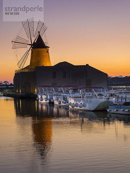 Saline Ettore Infersa Windmühle mit Salzmuseum  Marsala  Laguna dello Stagnone  Provinz Trapani  Sizilien  Italien  Europa