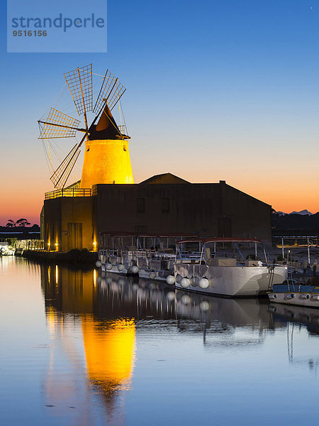 Saline Ettore Infersa Windmühle mit Salzmuseum  Marsala  Laguna dello Stagnone  Provinz Trapani  Sizilien  Italien  Europa