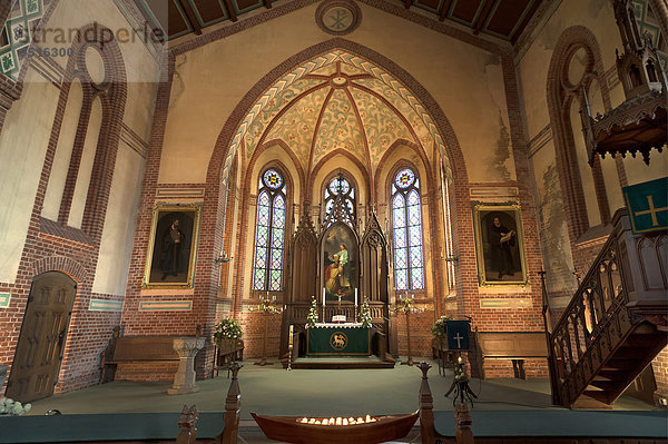 Altarraum der Neugotischen Stadtkirche Wustrow von 1873  Mecklenburg-Vorpommern  Deutschland  Europa
