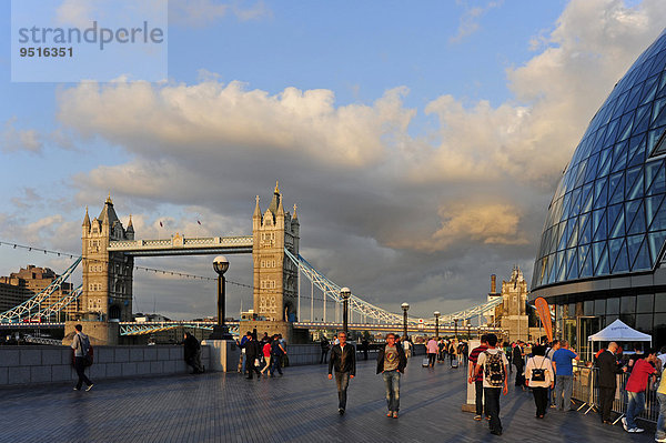 Brücke Tower Bridge und Rathaus  Southbank  London  England  Großbritannien  Europa