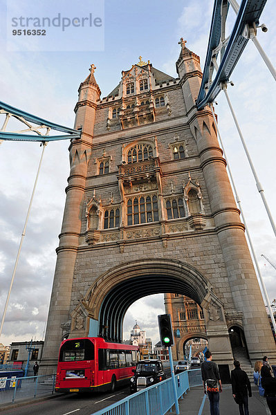 Brücke Tower Bridge im Abendlicht  London  England  Großbritannien  Europa