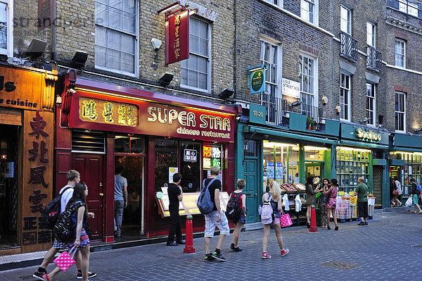 Menschen beim Einkauf  Lisle Street  Chinatown  Soho  West End  London  England  Großbritannien  Europa