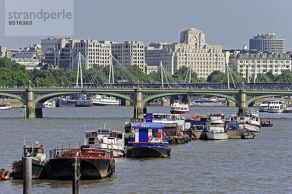 Boote auf der Themse  Hungerford Bridge  London  England  Großbritannien  Europa