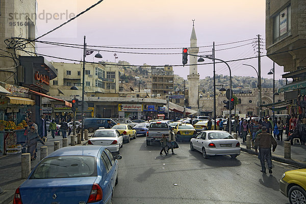 Straßenszene  Verkehr  Moschee  Amman  Jordanien  Asien