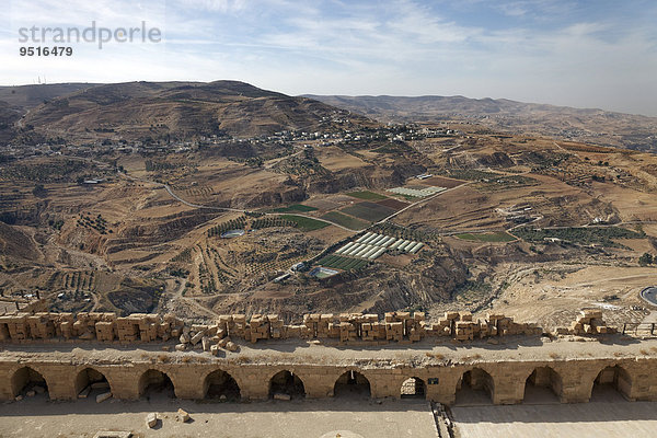 Ausblick von der Ruine der Kreuzritterburg Kerak  erbaut 1140  damals Crac des Moabites  Kerak oder Karak  Jordanien  Asien