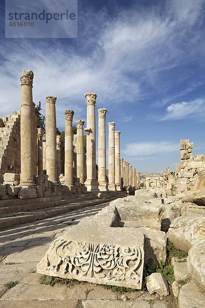 Hauptstraße Cardo Maximus  Säulen  Relief  antike römische Stadt Gerasa  auch Jerasch  Jarash  Jerash  Dscharasch  oder ?ara?  Teil der Dekapolis  Gouvernement Dscharasch  Jordanien  Asien