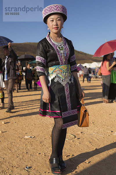 Junge Frau in Tracht der Hmong  Hmong Neujahr  Phonsavan  Xiangkhouang  Laos  Asien