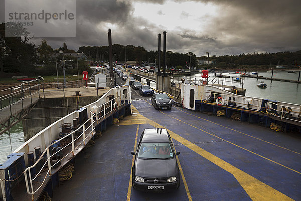 Fahrzeuge bei der Auffahrt auf eine Autofähre über eine Rampe  Fishbourne  Isle of Wight  England  Großbritannien  Europa